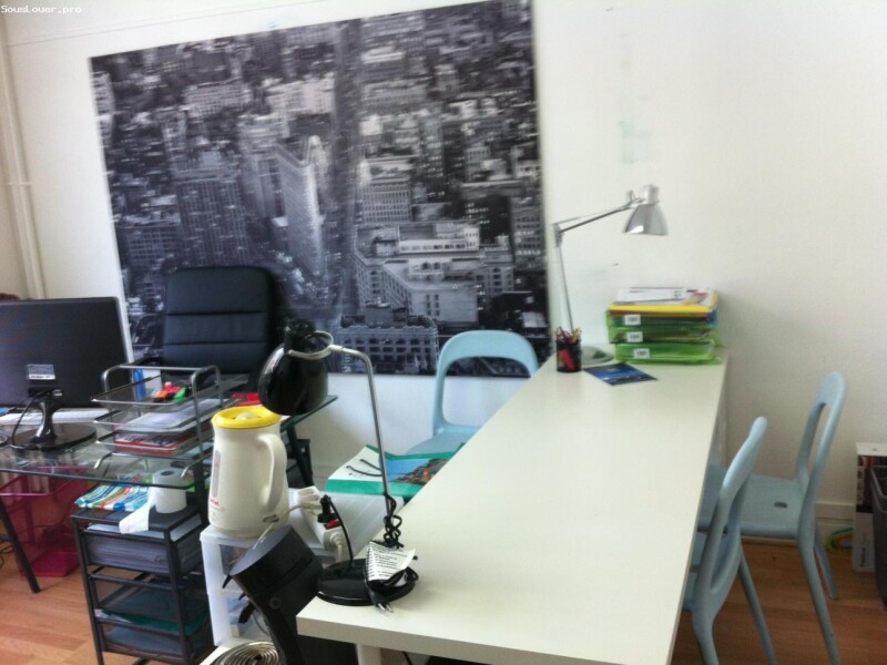 2 postes de travail dans un espace ouvert