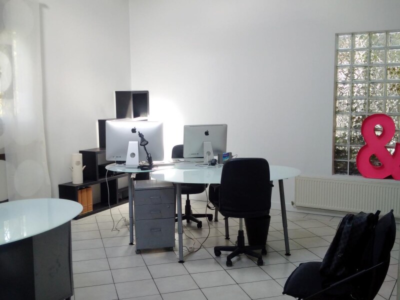BUREAU DANS LOFT AVEC JARDIN 92700