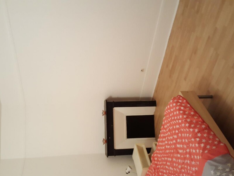 Partage bureau de 25m² - (4 places)