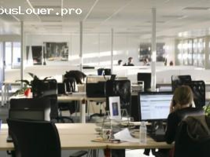 Poste de travail dans open space Bordeaux Chartrons